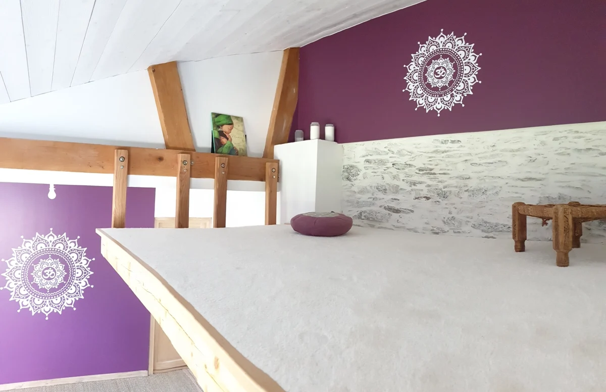 Mezzanine sous charpente apparente avec murs violets et décor mandala, aménagement intérieur Garcia Rénovation
