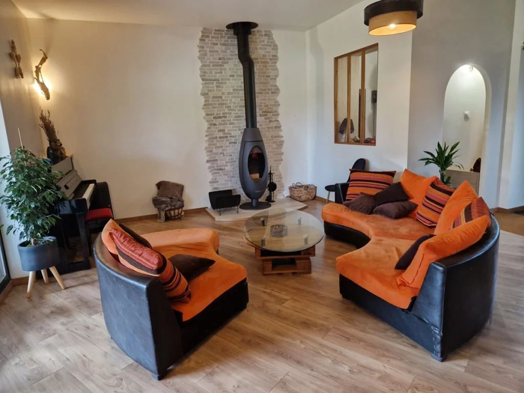 Salon rénové avec poêle à bois et parquet clair, rénovation intérieure Garcia Rénovation près d'Angers